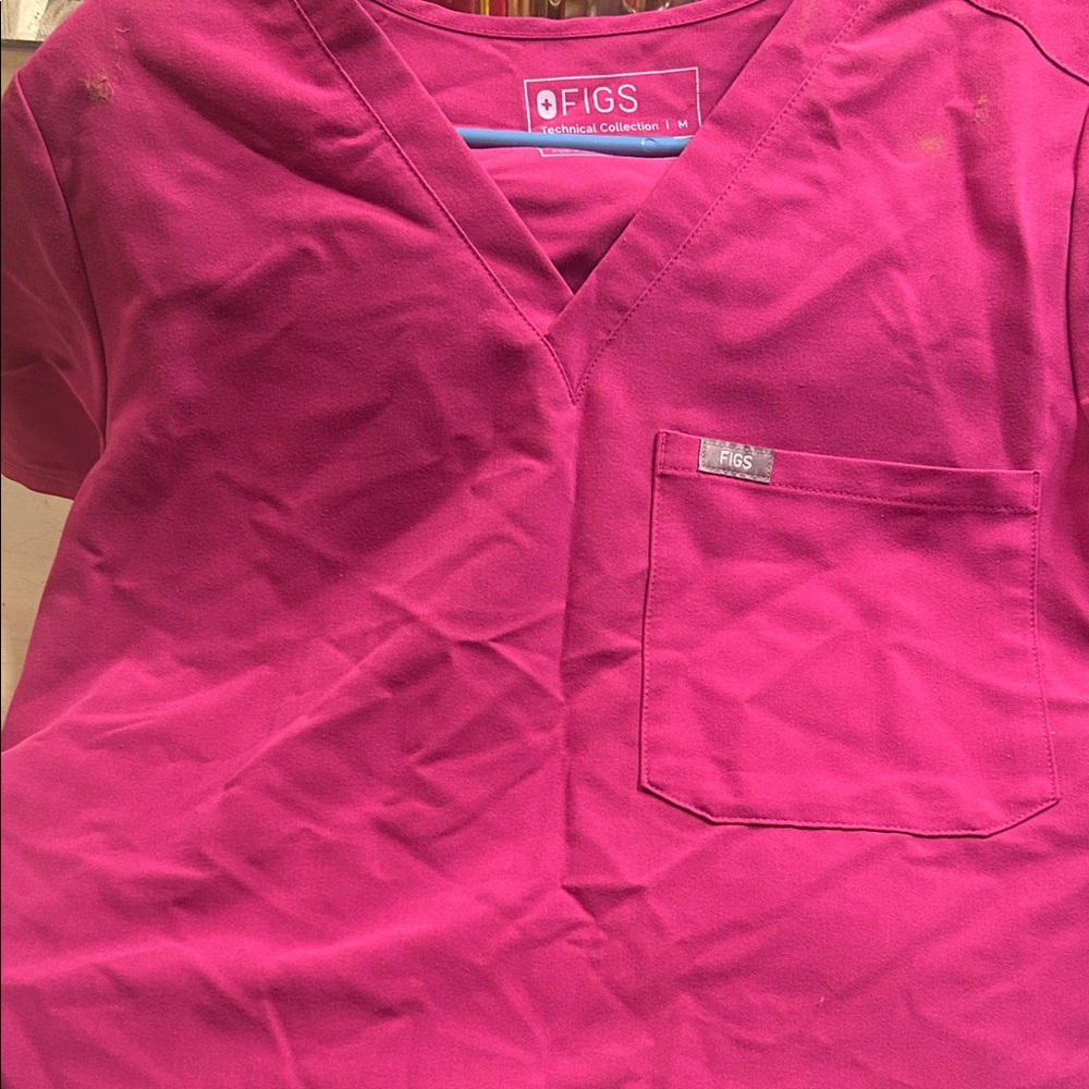 Figs women’s raspberry sherbet is the color and it is a size medium